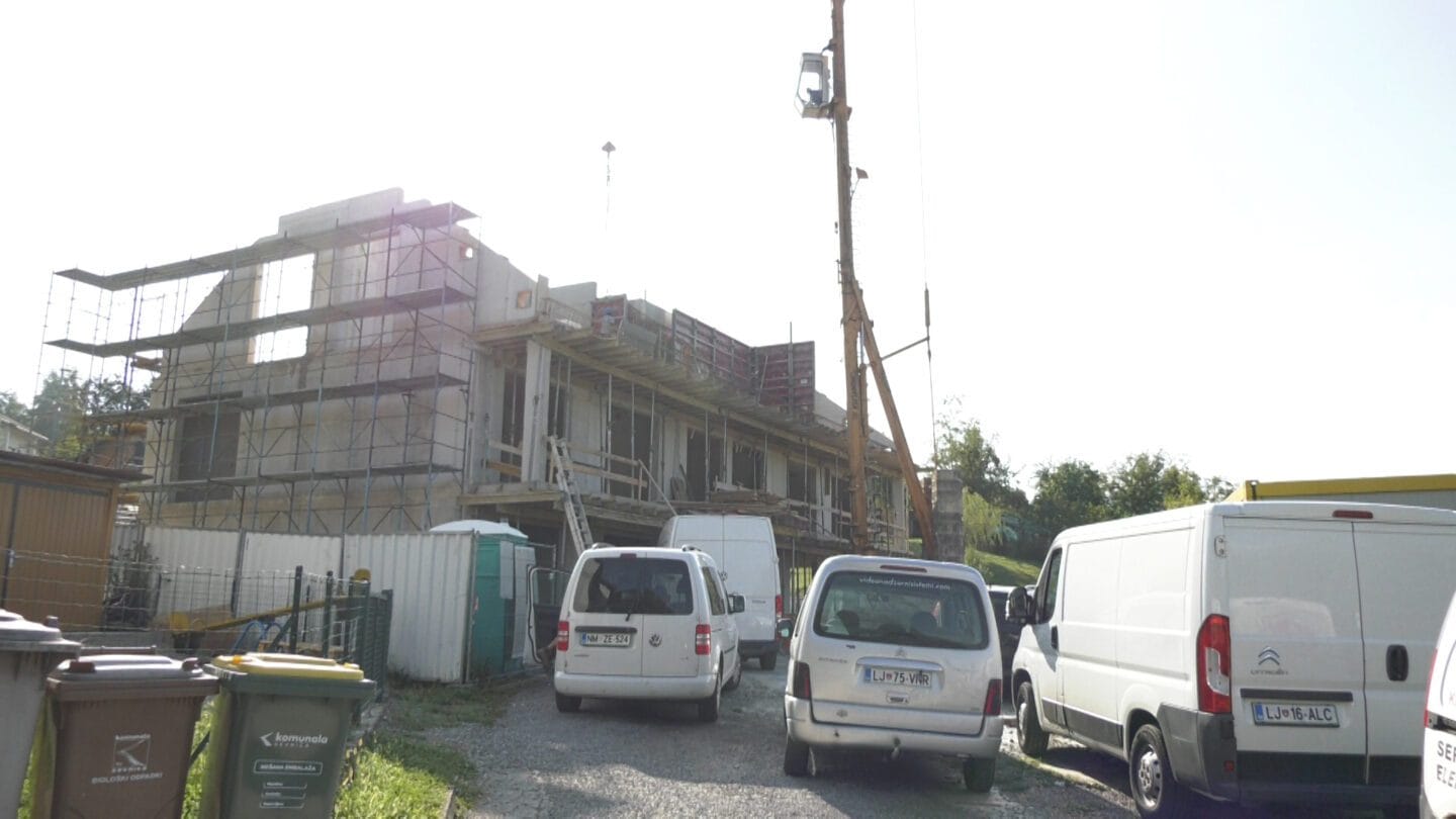 Bivalna enota za starejše v Krmelju dobiva svojo obliko
