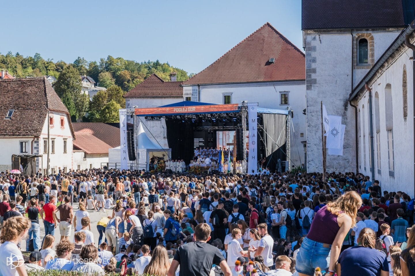 Stična mladih: 5500 mladih svoj pogled usmerilo v nebesa