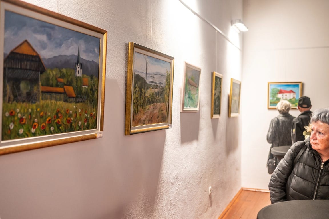 Podobe Šentruperta na steni kulturnega doma
