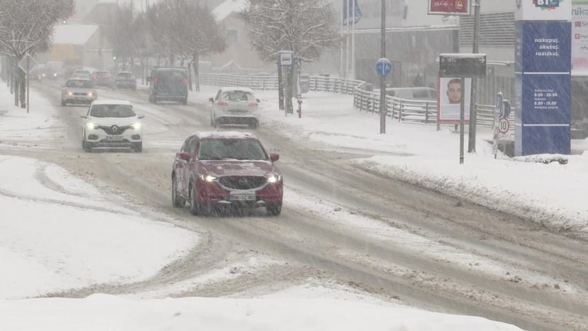 Previdno na spolzkih cestah