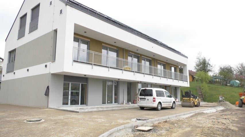 Bivalna enota Krmelj skoraj nared