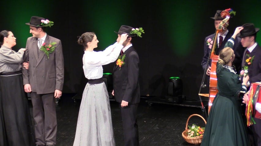 Srečanje odraslih folklornih skupin