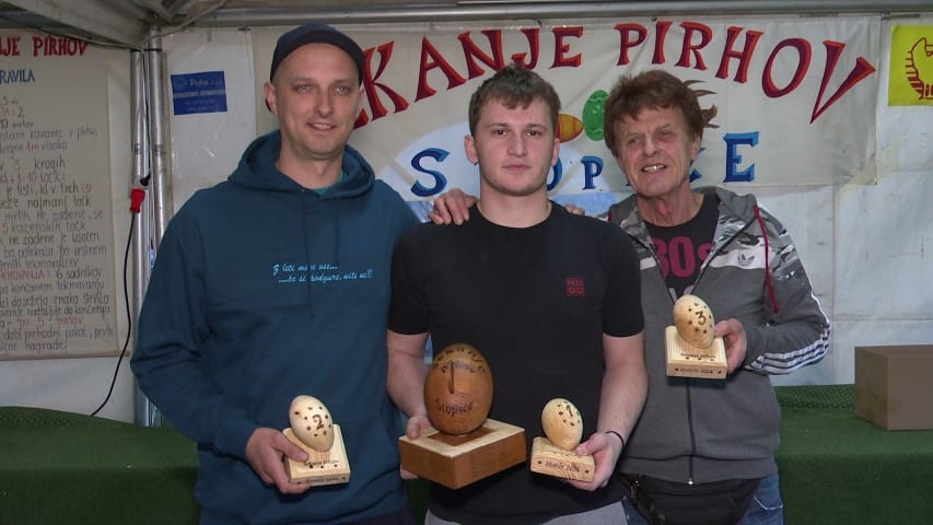 Že 32. Sekanje pirhov v Stopičah