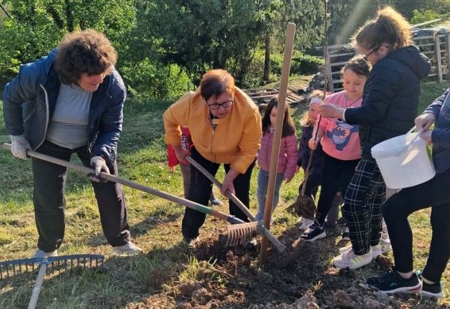 Svetovni dan zemlje in saditev sevniške voščenke na Telčah