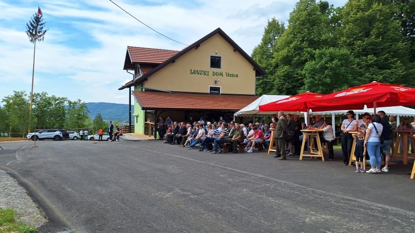 Prenovljena javna pot na Žeželj