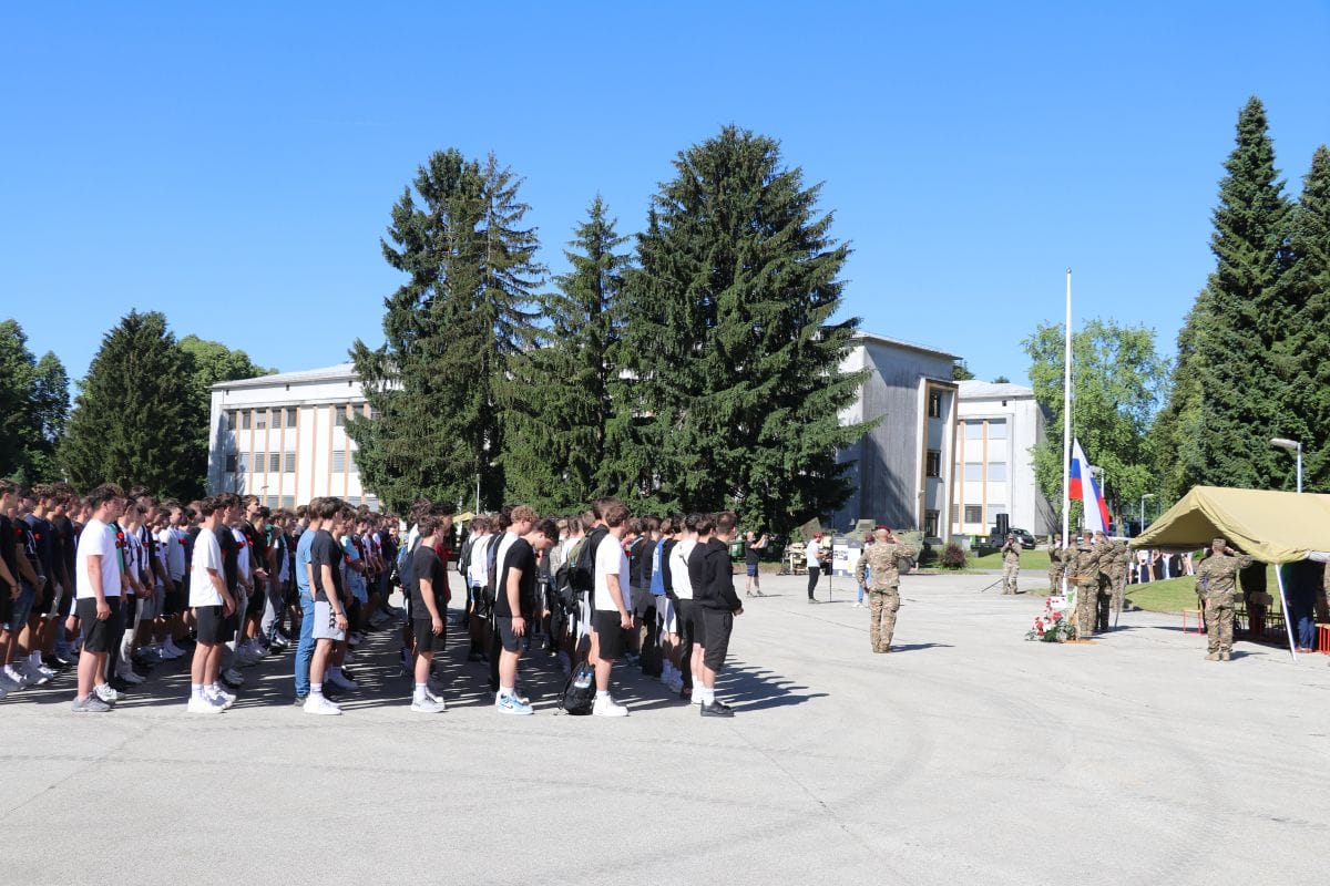 FOTO: V Vojašnici Franca Uršiča v Novem mestu seznanili vojaške obveznike in dijake s pravicami in obveznostmi