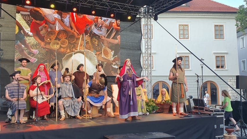 Že enajsti Praznik situl