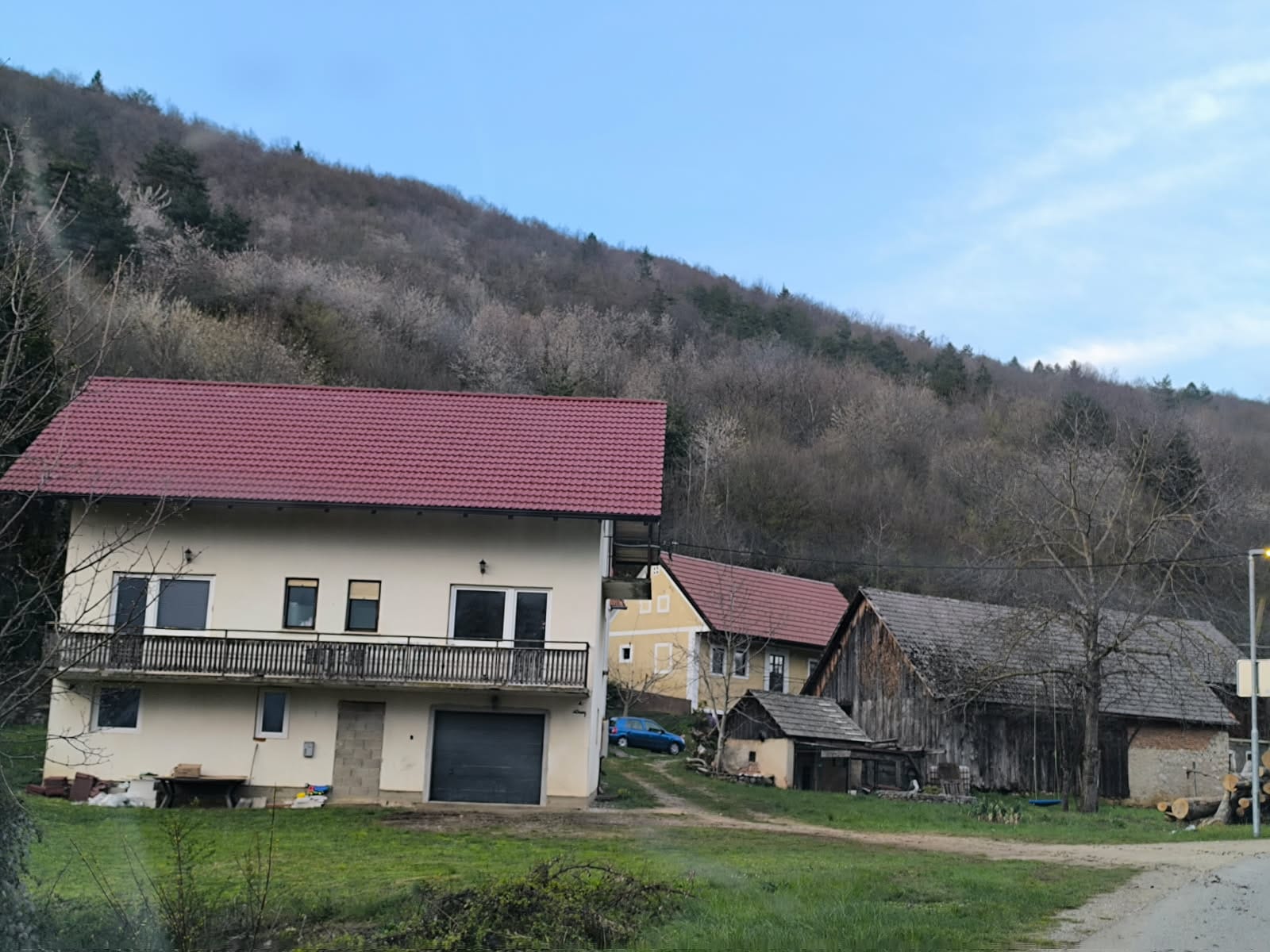 Obnova doma mlade družine iz Drag pri Metliki uspešno napreduje