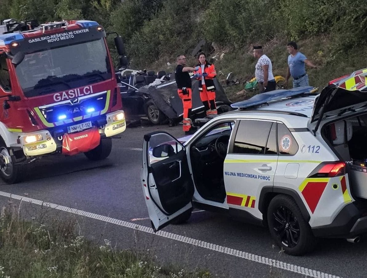 V hudi prometni nesreči na novomeški Levičnikovi cesti udeležena 4 vozila, 4 osebe v bolnišnici