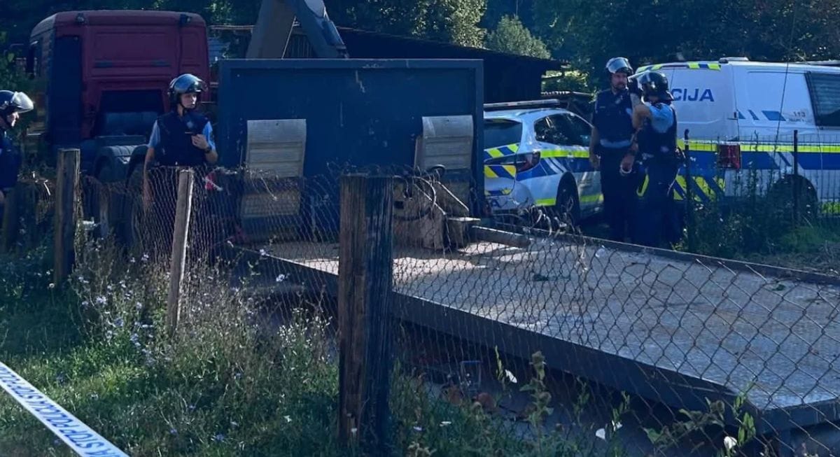 V romskem naselju Ruperč vrh odstranjujejo nelegalno zgrajen objekt