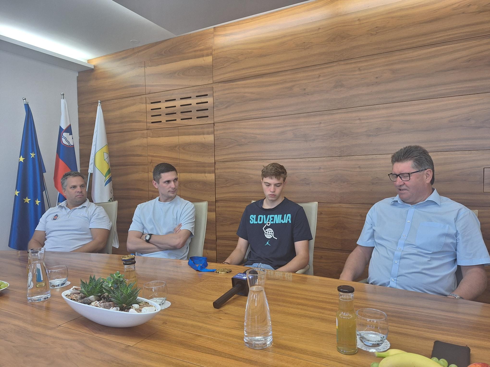 V Brežicah župan sprejel zlatega evropskega košarkarja in selektorja reprezentance do 18 let