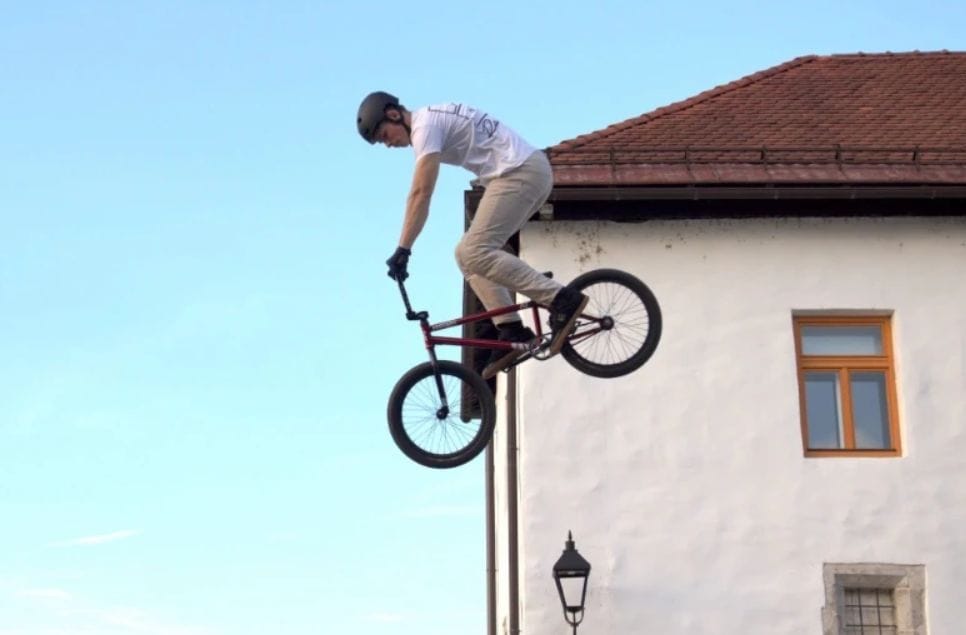 »Igraj se v mestu«: mestno jedro Črnomlja v ritmu igre, športa in BMX akrobacij