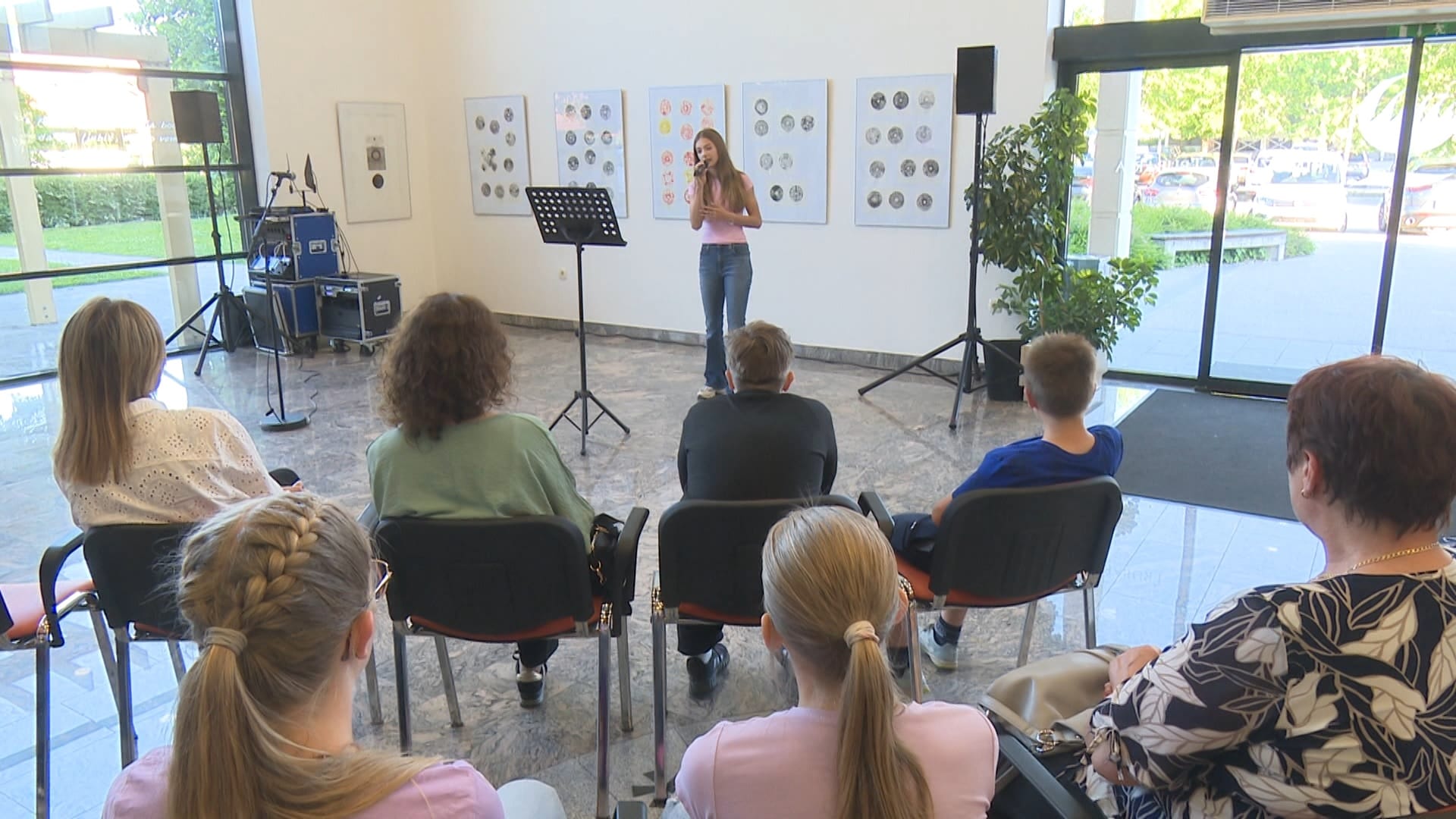 Nastop učencev OŠ Šentjernej ob odprtju likovne razstave