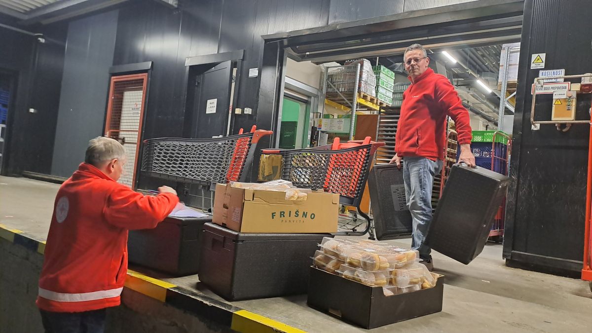 Svetovni dan hrane: Novomeški Rdeči križ deli hrano tistim, ki jo potrebujejo
