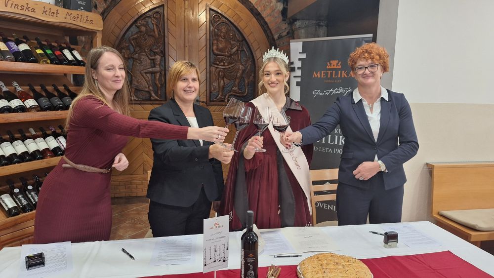 Vinska klet Metlika s kraljico metliške črnine Julio Kočevar